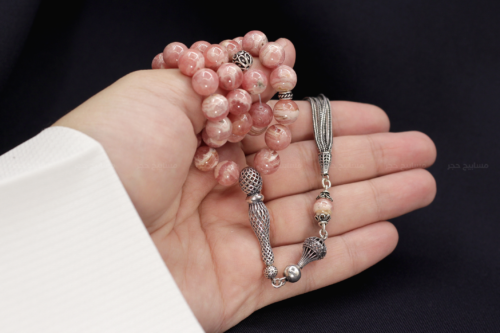 ⁨مسباح حجر الرودوكروزيت Rhodochrosite طبيعي مع شرابة فضة